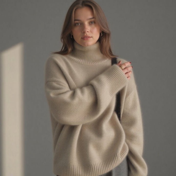 Damen Oversize-Pullover mit Rollkragen beim Entspannen. Gemütlich, warm & stilvoll für den Winter.