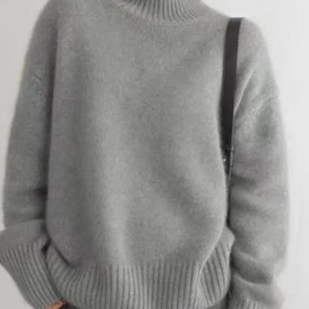 Damen Winter Oversize-Pullover mit kuscheligem Rollkragen. Warm und bequem für jede Gelegenheit.