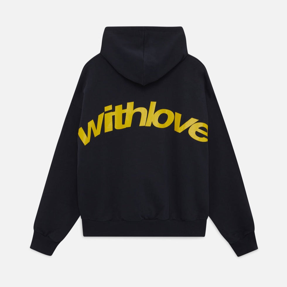 Frau trägt modernen, entspannten Oversized Hoodie für einen lässigen Streetstyle-Look.
