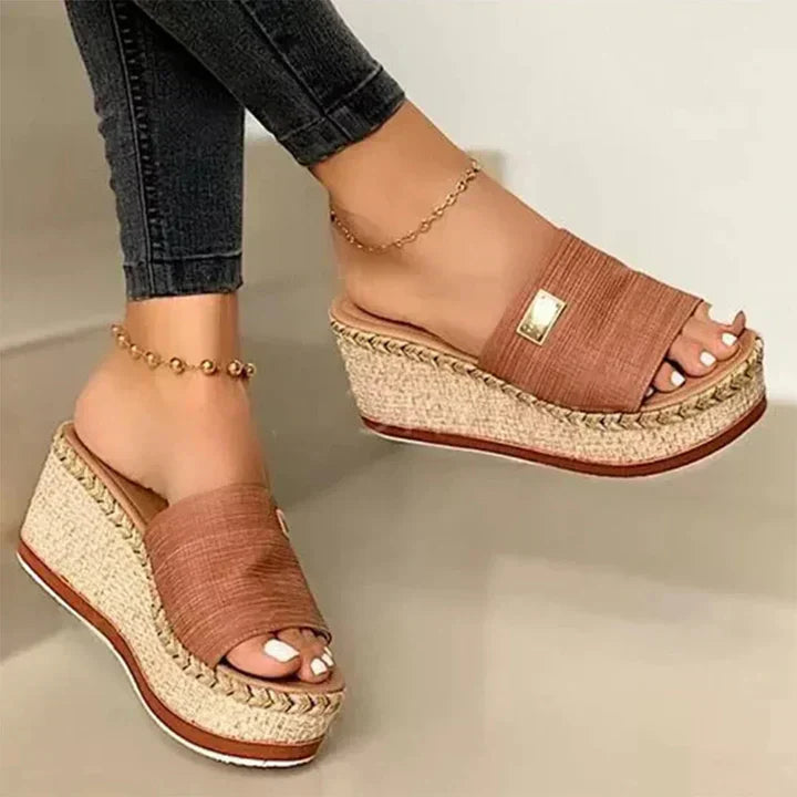 Modische Damen Plateau Espadrille Sandalen mit bequemem Keilabsatz. Perfekt für elegante Sommer-Outfits.