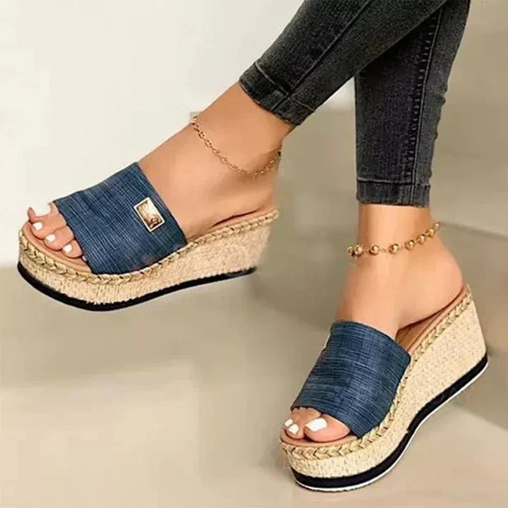 Klassische Damen Plateau Espadrille Sandalen mit bequemen Keilabsatz. Ideale Damenschuhe für Frühling & Sommer.
