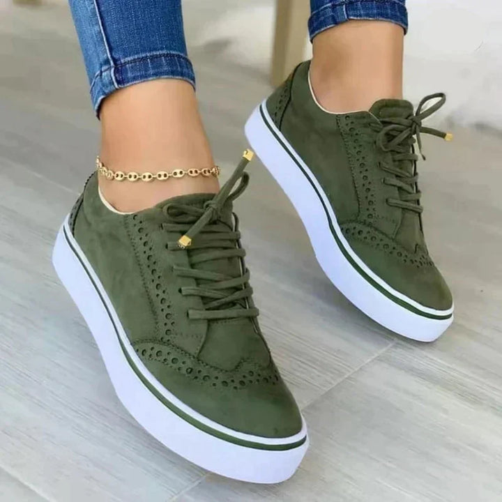 Bequeme Damen Plateau Sneakers am Fuß. Stilvoller Freizeitschuh für den casual Alltagslook, optimal für Frühling & Herbst.