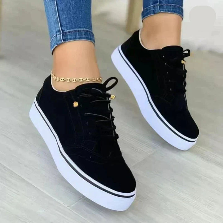 Hochwertige Damen Plateau Sneakers, Detailansicht. Stilvolle Damenschuhe für Komfort & lässigen Stil im Alltag, Frühjahr/Sommer.