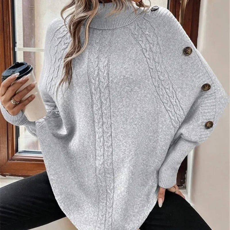Warmer Damen Poncho Rollkragen: Strukturdesign, Oversize-Passform und charmante Knopfdetails für kalte Tage.
