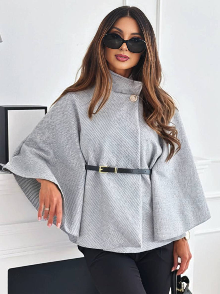 Modische Damen Herbst-Ponchojacke mit tailliertem Gürtel & charakteristischen Fledermausärmeln.