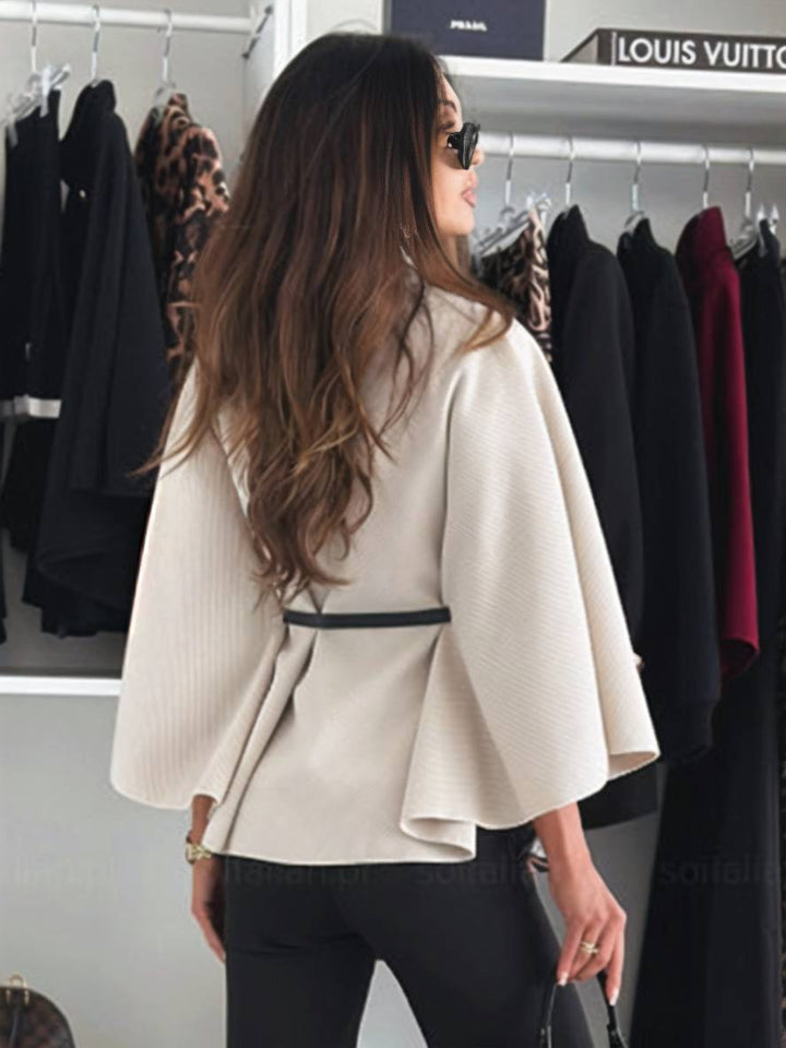 Herbstliche Damen Ponchojacke, locker fallend mit Gürtel, perfekt für den Lagenlook.