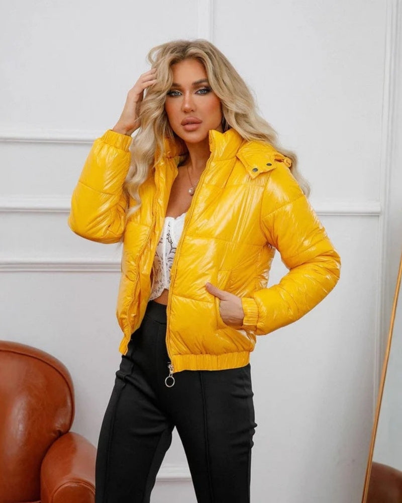 Vielseitige Alltagsjacke für Frauen: Leichte Pufferjacke in modischer Glanz-Optik & schlanker Silhouette.
