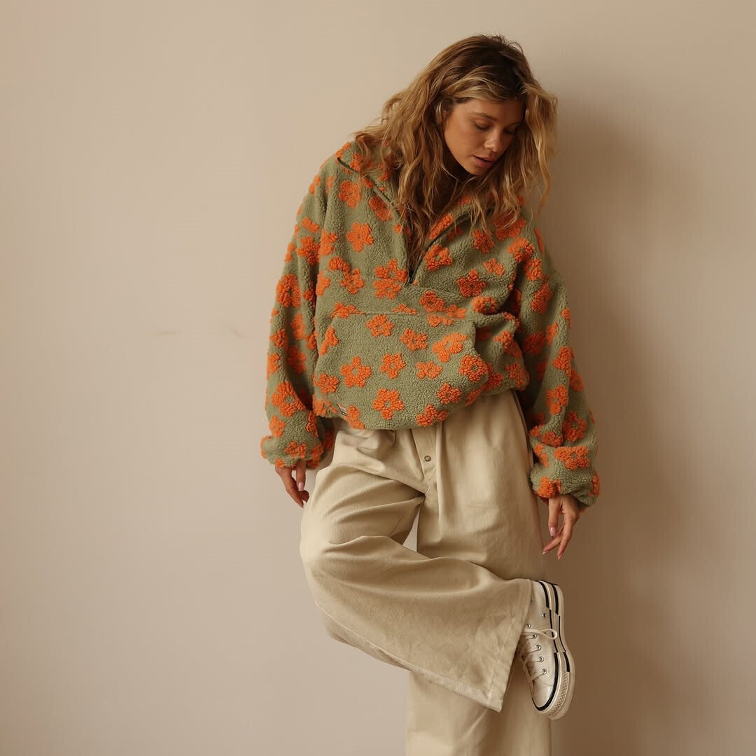 Moderner Damen Pullover, langarm mit lebhaftem Blumenmuster. Ideal für Freizeit und Herbst.
