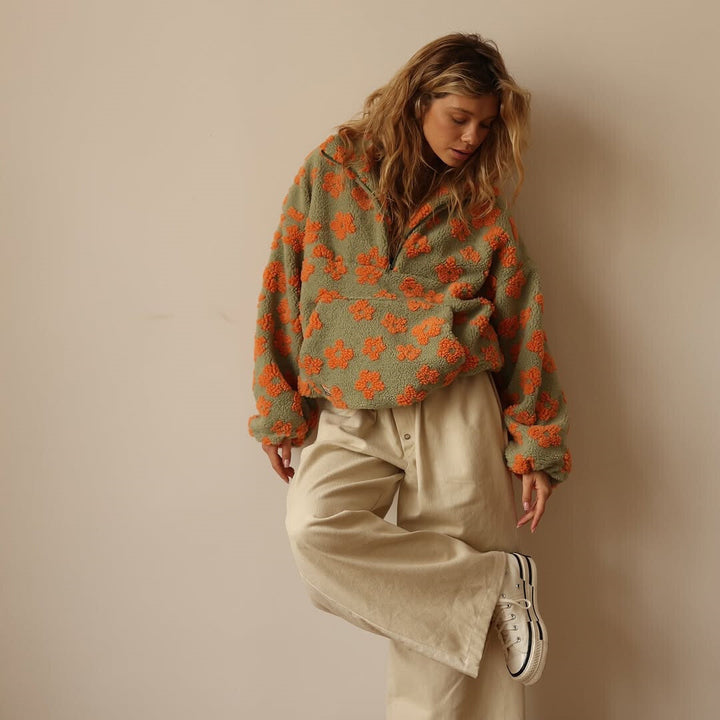 Moderner Damen Pullover, langarm mit lebhaftem Blumenmuster. Ideal für Freizeit und Herbst.