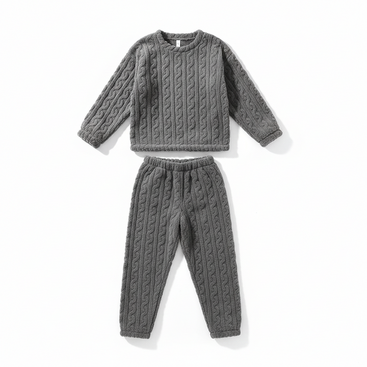 Damen-Pyjama Zweiteiler Set aus flauschigem Strick mit elegantem Zopfmuster. Ideal als komfortable Homewear & Loungewear.