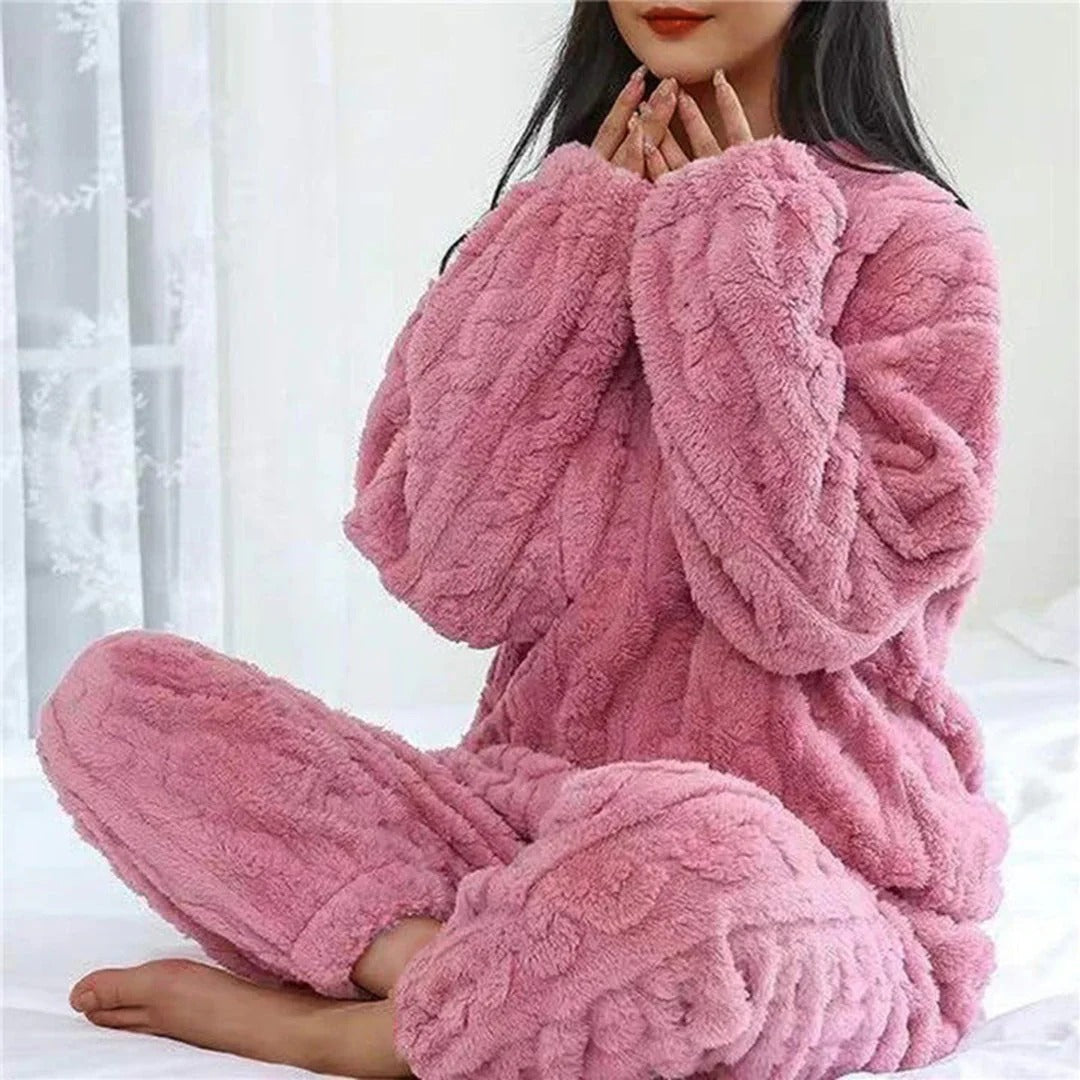 Gemütlicher Damen-Strickpyjama mit Zopfmuster, perfekt als warme Homewear & Loungewear für Herbst und Winter.