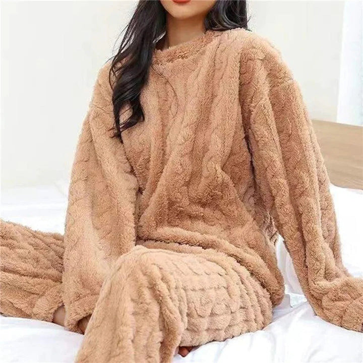 Oberteil des Damen-Pyjamasets: Flauschiger Strickpullover mit Zopfmuster, kombiniert mit passender Pyjamahose für Komfort.