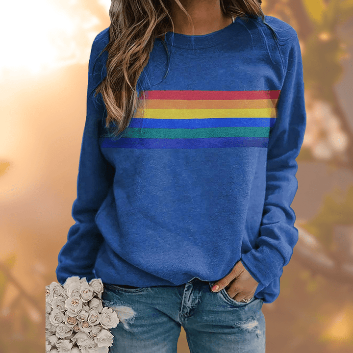 Farbenfroher Damen Loungewear Pullover mit Regenbogenstreifen; perfekt für kühle Wintertage.