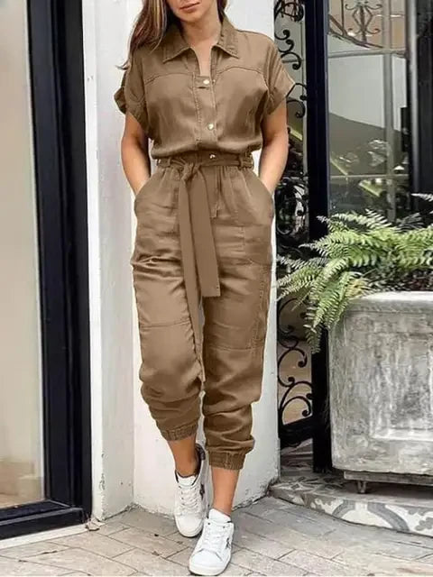 Damenoverall im bequemen Cargo-Stil mit Gürtel und großen Seitentaschen für lässige Herbst- & Frühlings-Outfits.