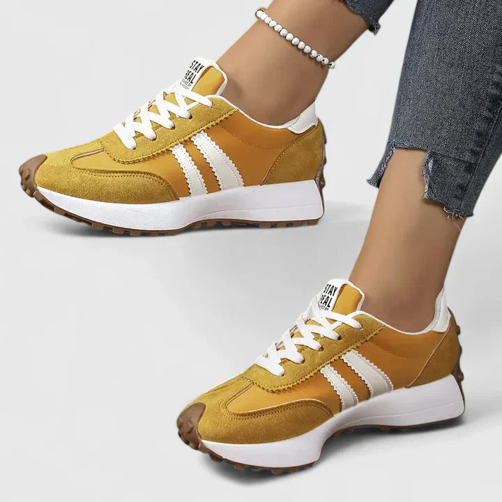 Bequeme Damen Schnür-Sneaker im Retro-Look, ideal als Freizeitschuhe und Frühlingsschuhe.