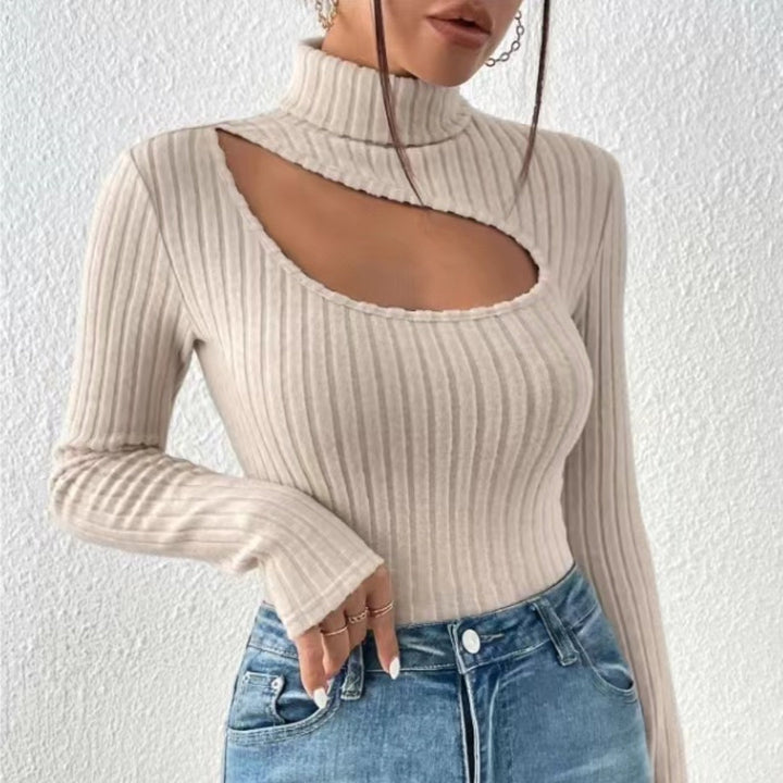 Nahaufnahme: Detail der Cut Outs und des Rippstrickmaterials am eleganten Damen Rollkragen Top.