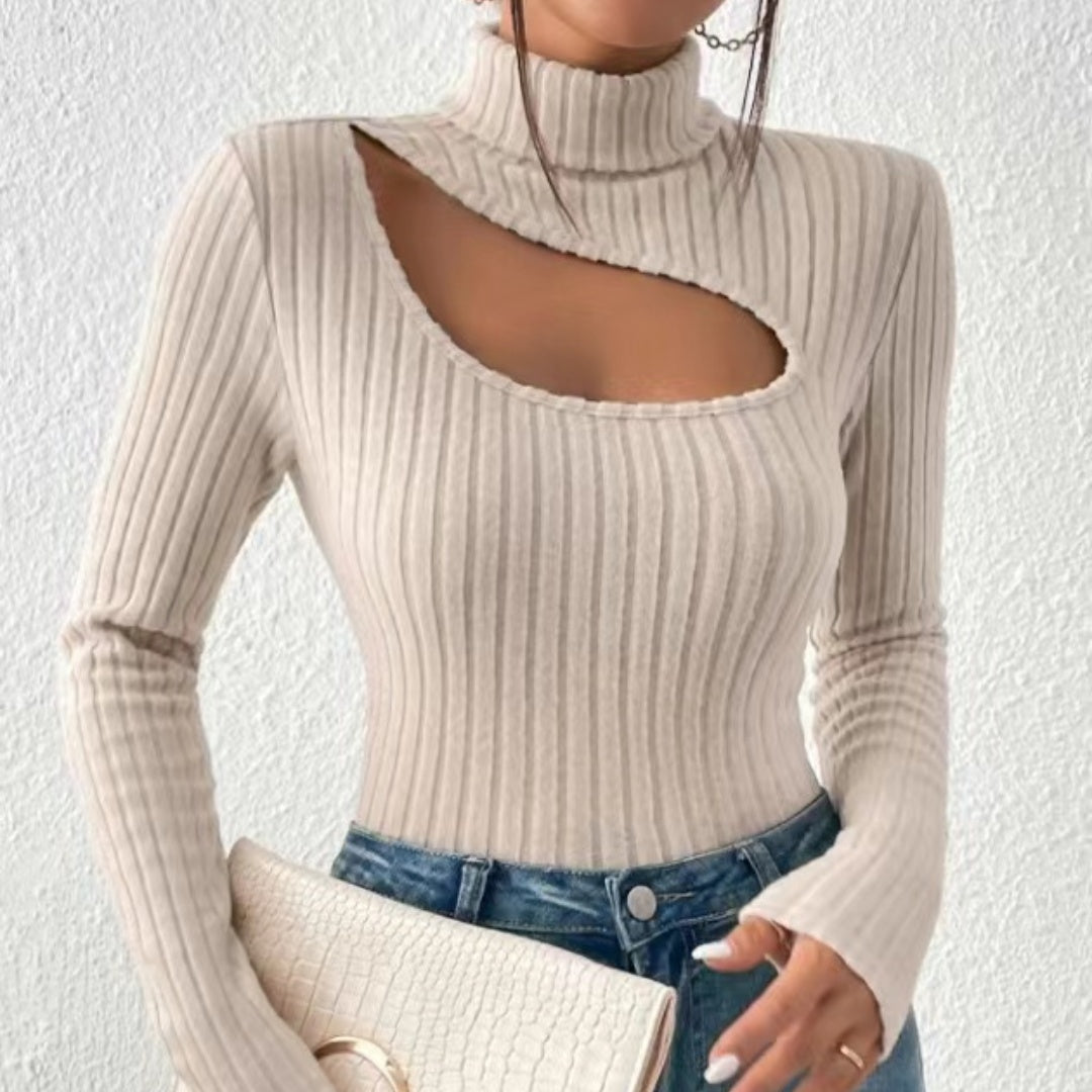Schmeichelhaftes Damen Rollkragen Rippstrick Top mit modernen Cut Outs. Ideal für moderne, figurbetonte Styles.