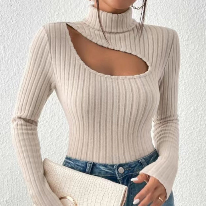Schmeichelhaftes Damen Rollkragen Rippstrick Top mit modernen Cut Outs. Ideal für moderne, figurbetonte Styles.