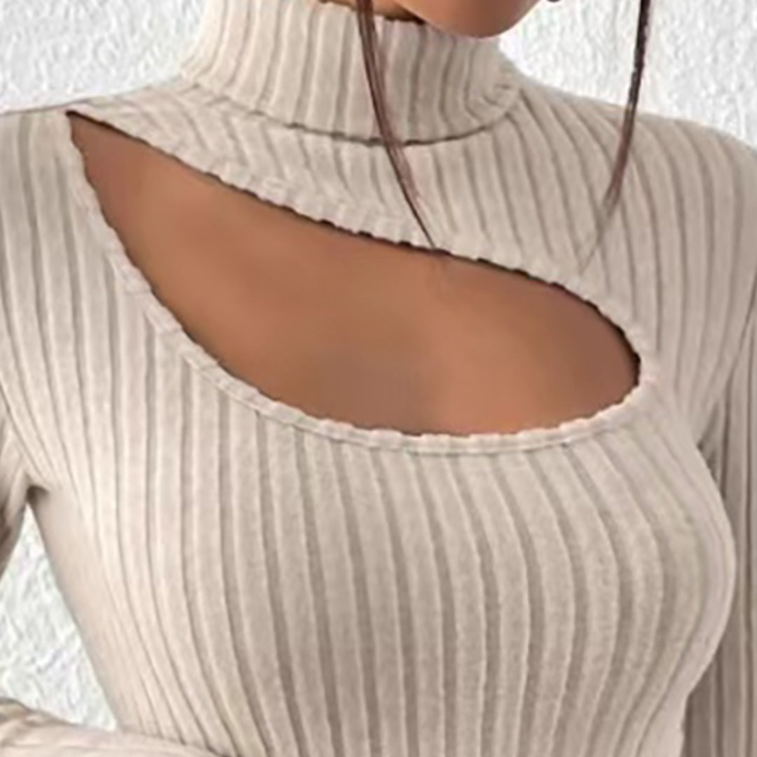 Elegantes Damen Langarm Top mit Cut Outs & Rollkragen. Figurbetonter Rippstrick für Abendmode.