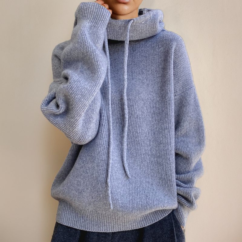 Frau trägt bequemen Damen Rollkragen-Hoodie, Langarm, für entspannte Alltags- & Freizeitlooks. Stilvoller Komfort.