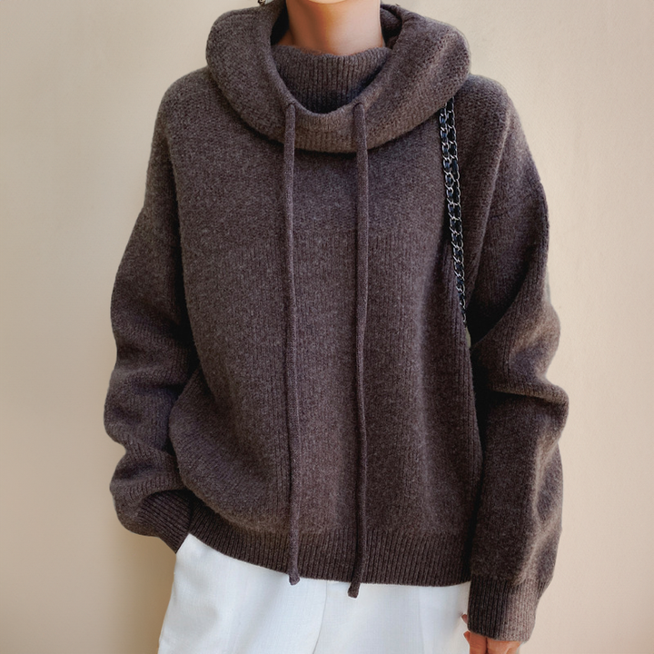 Detailansicht: Hoher Rollkragen des Damen Hoodies, bietet zusätzliche Wärme und einen modernen Look für den Winter.