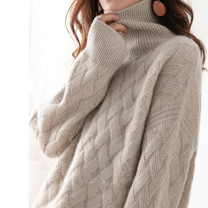 Damenmodell trägt eleganten Rollkragenpullover aus Strick, kombiniert für Frühling & Übergang, stilvolles Basic.