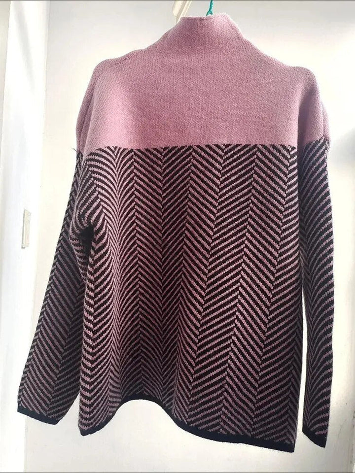 Komfortabler Damen Rollkragenpullover mit einzigartigem Druckmotiv. Figurbetonter Strick für Casual & Business Looks.