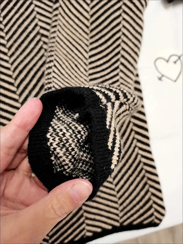 Stilvoller Damen Strickpullover, figurbetonter Rollkragen mit modernem Druckmotiv. Perfekt für die kalte Jahreszeit.