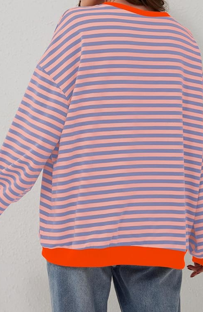Trendiger Damen Rundhals-Pullover, gestreiftes Design für frische und stilvolle Frühlingsoutfits.