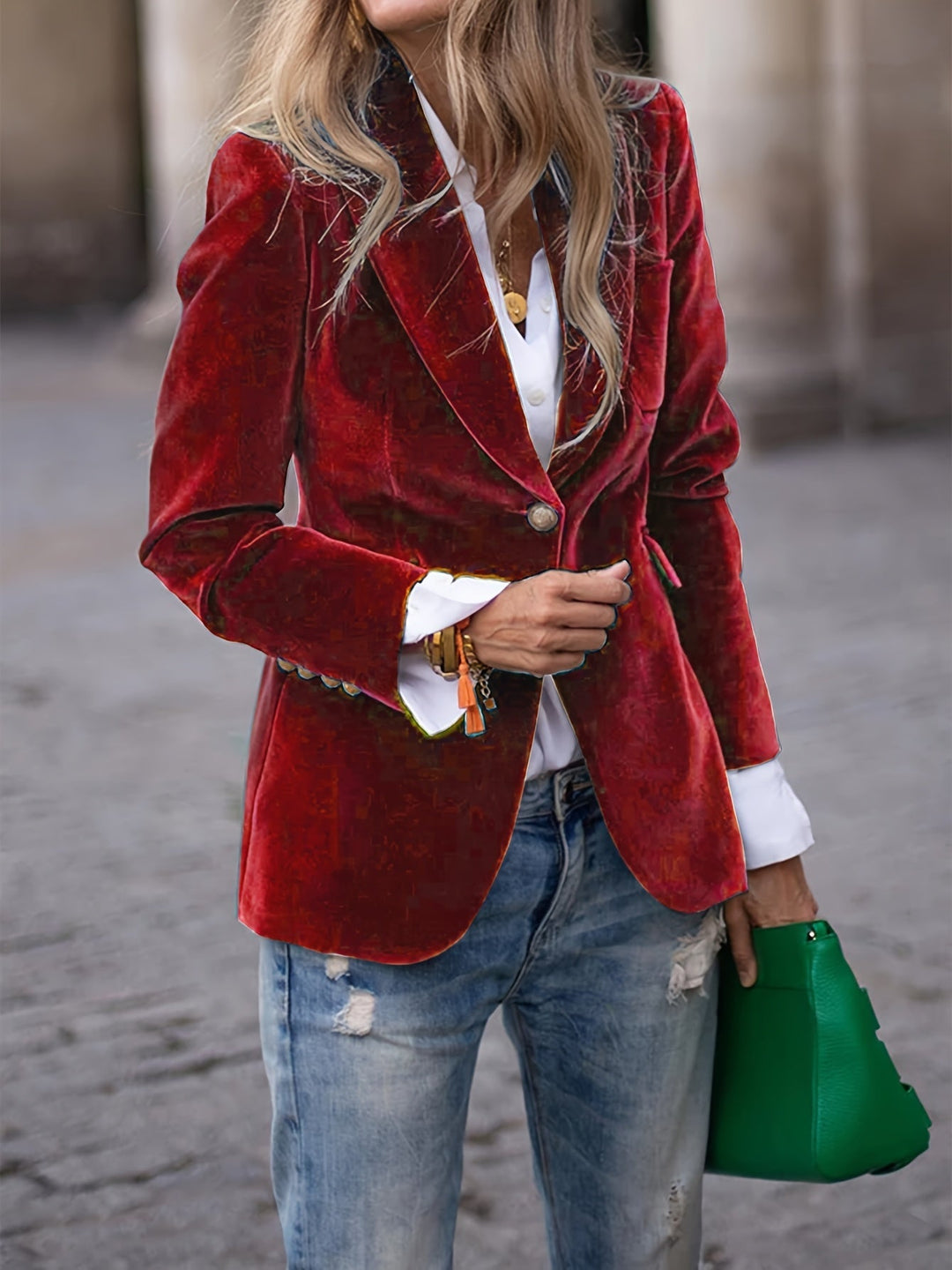 Eleganter Damenblazer aus weichem Samt, goldene Knöpfe, perfekt für festliche Anlässe.