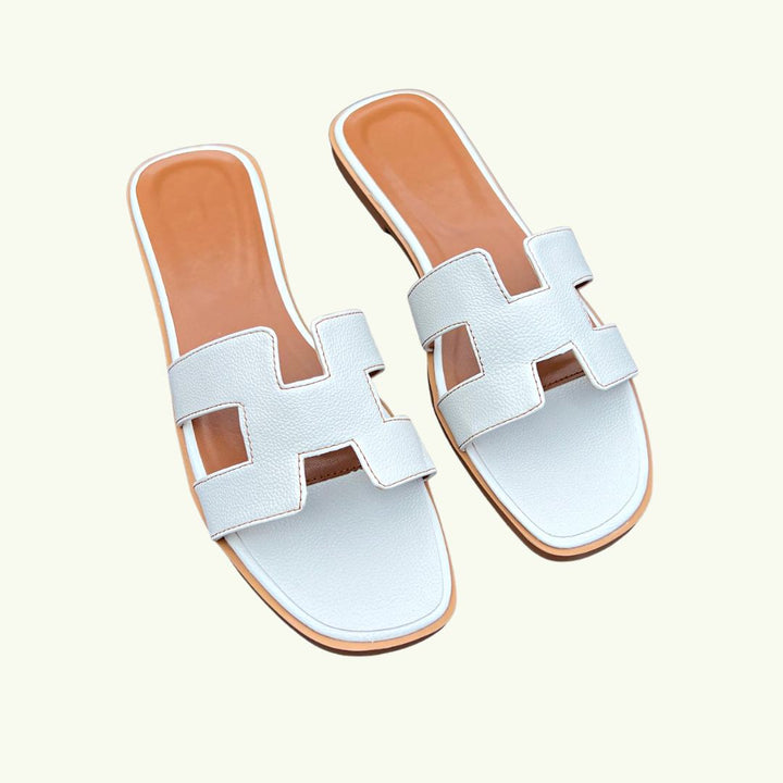 "Damen Sandalen flach elegant, braun Kunstleder, vielseitig kombinierbar; ideal für Sommeroutfits mit hohem Tragekomfort."