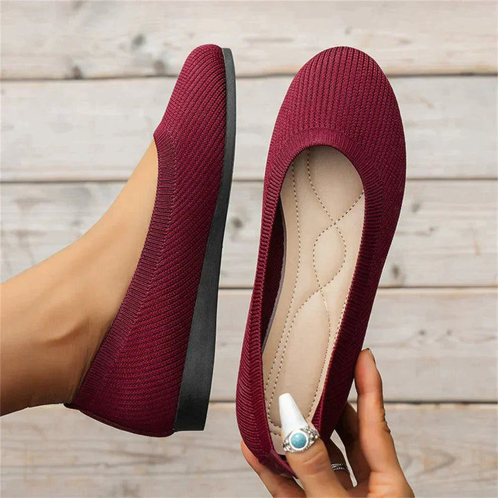Dame trägt elegante Schlupfschuhe, die Komfort und Stil für den Alltag vereinen.
