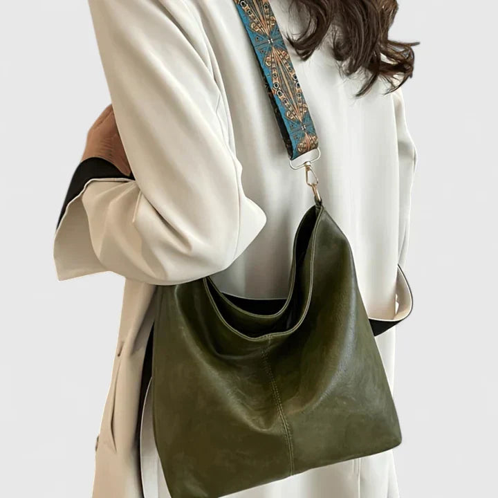 Elegante Damen Handtasche in Schwarz, getragen von Model; stilvolle Schultertasche für sommerliche Anlässe, vielseitig.
