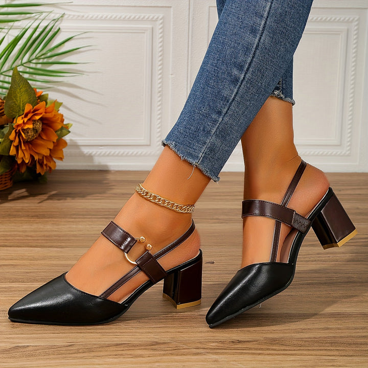 Detailaufnahme: Elegante Damen Slingback Heels mit spitzer Zehe, robustem Blockabsatz und Schnallendetail.