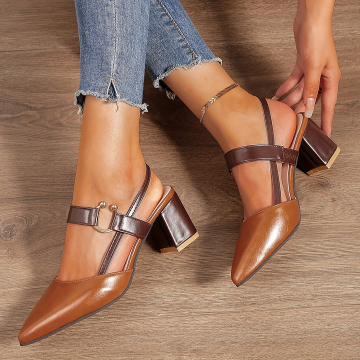 Vorderansicht der eleganten Damen Slingback Heels mit spitz zulaufender Zehe, perfekt für feminine Outfits.