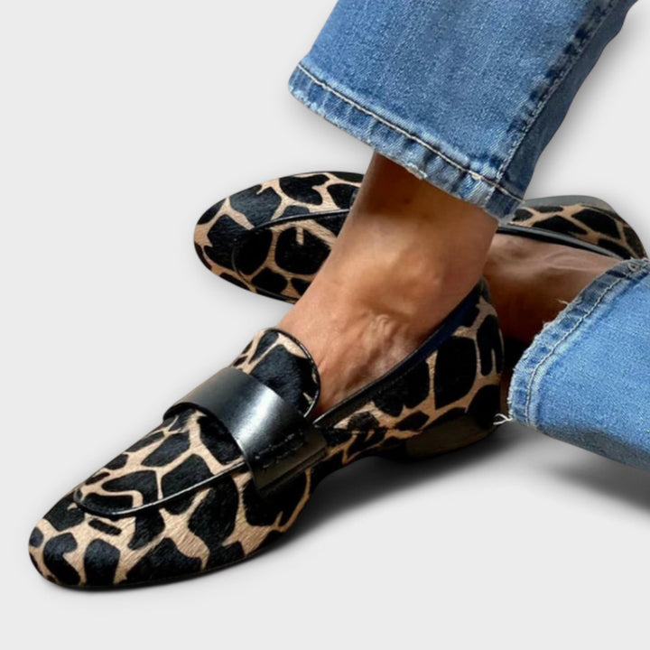 Damen Slip-On Loafers mit elegantem Leopardenmuster. Bequeme und stylische Freizeitschuhe für den Alltag.