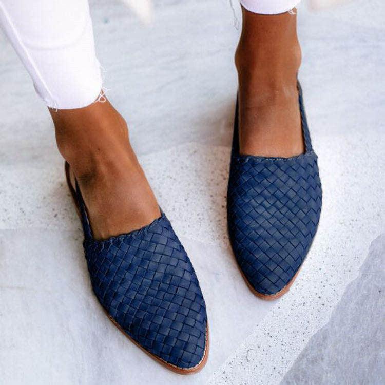 Flache Damenschuhe: atmungsaktive Slipper in elegantem Design mit spitzem Zehenbereich für Komfort.