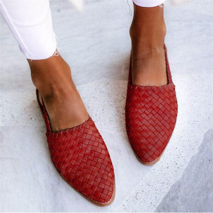 Komfortable Damen Slipper, ideal als lässige Büroschuhe, mit eleganter spitzer Zehenform.
