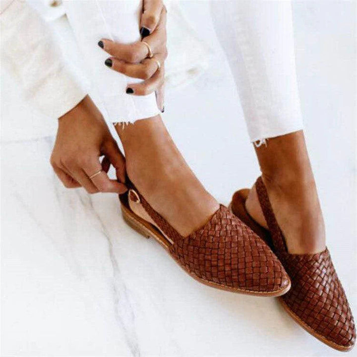 Stilvolle Damenschuhe: Bequeme Slipper mit spitzer Zehenpartie für einen eleganten und lässigen Look.