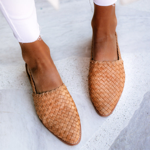 Eleganter Damen Slipper, flach und atmungsaktiv, mit modischer spitzer Zehenpartie. Perfekte Damenschuhe.
