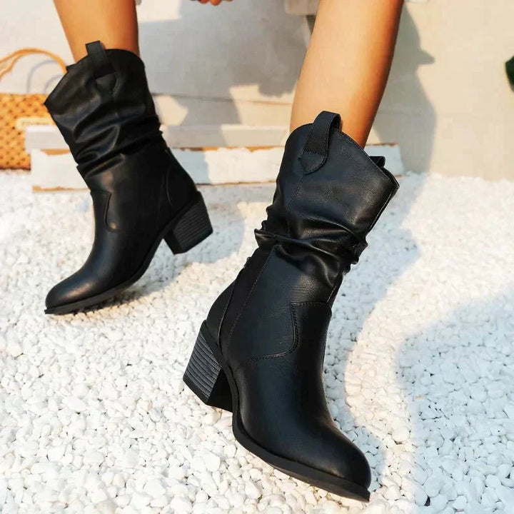 Damen Slouch Stiefel mit bequemem Blockabsatz, wadenhoch. Modische Herbstschuhe für eleganten Freizeit-Look.
