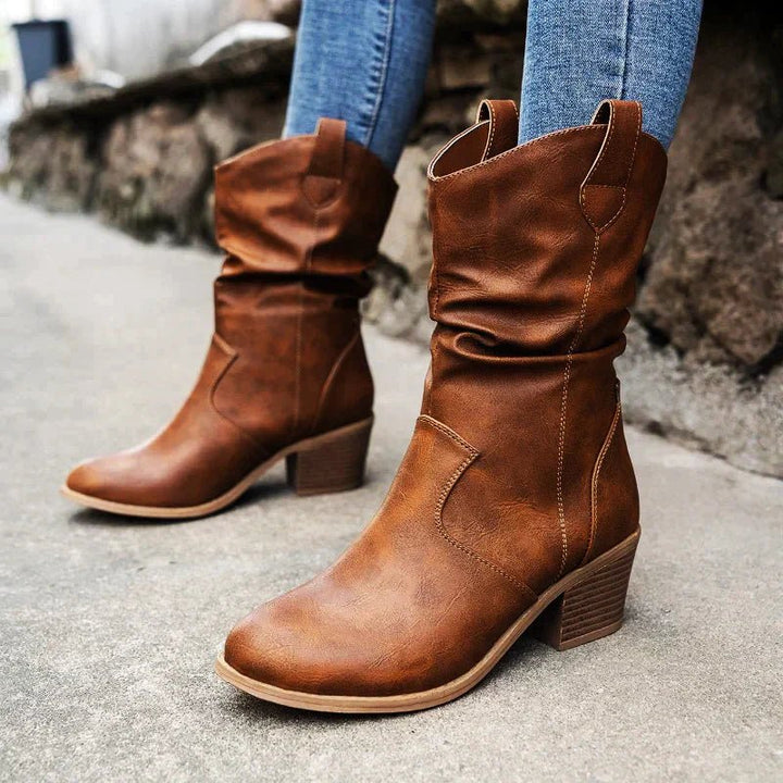 Bequeme Damen Slouch Stiefel mit robustem Blockabsatz. Wadenhohe elegante Winterstiefel für stilvolle Outfits.