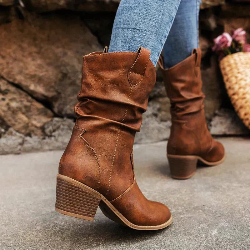Trendige Damen Slouch Stiefel mit gemütlichem Blockabsatz. Wadenhohe Alltagstiefel, perfekt für die Herbstmode.
