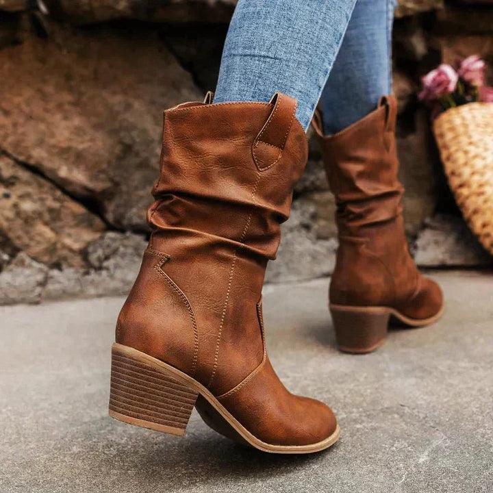 Trendige Damen Slouch Stiefel mit gemütlichem Blockabsatz. Wadenhohe Alltagstiefel, perfekt für die Herbstmode.