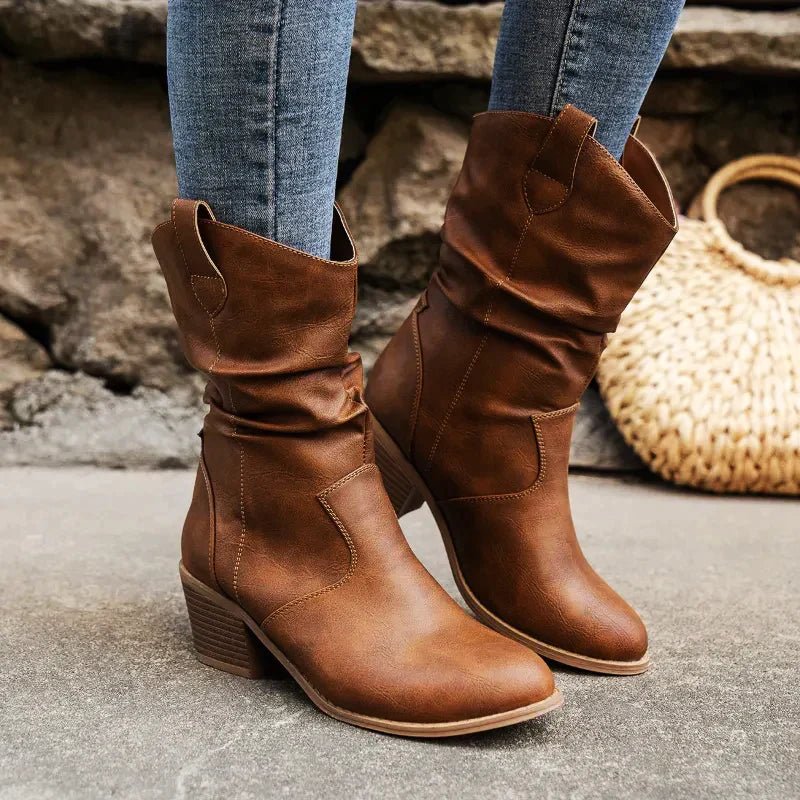 Stilvolle Damen Slouch Stiefel mit komfortablem Blockabsatz. Wadenhohe Alltagsstiefel, ideal für Herbst & Winter.