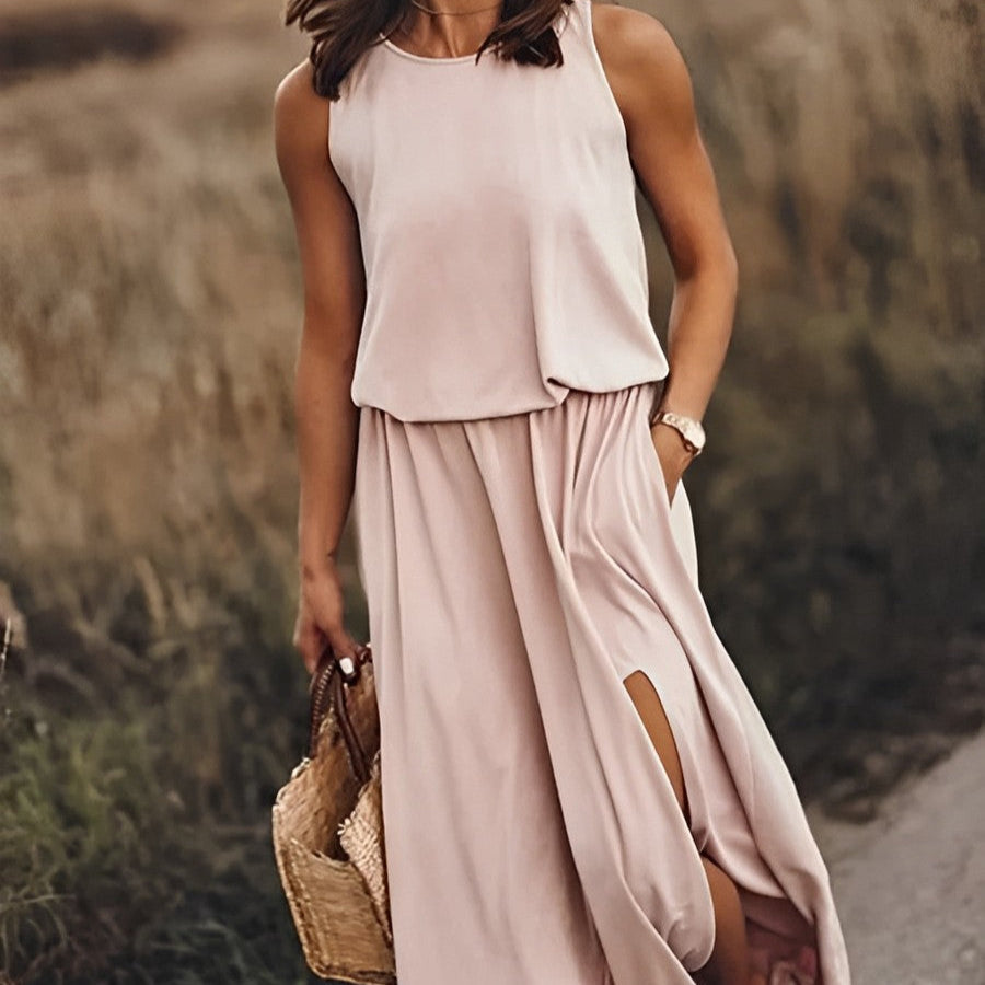 Elegantes Damen Sommer Maxikleid mit auffälligem Retro-Muster, fließend und ärmellos.