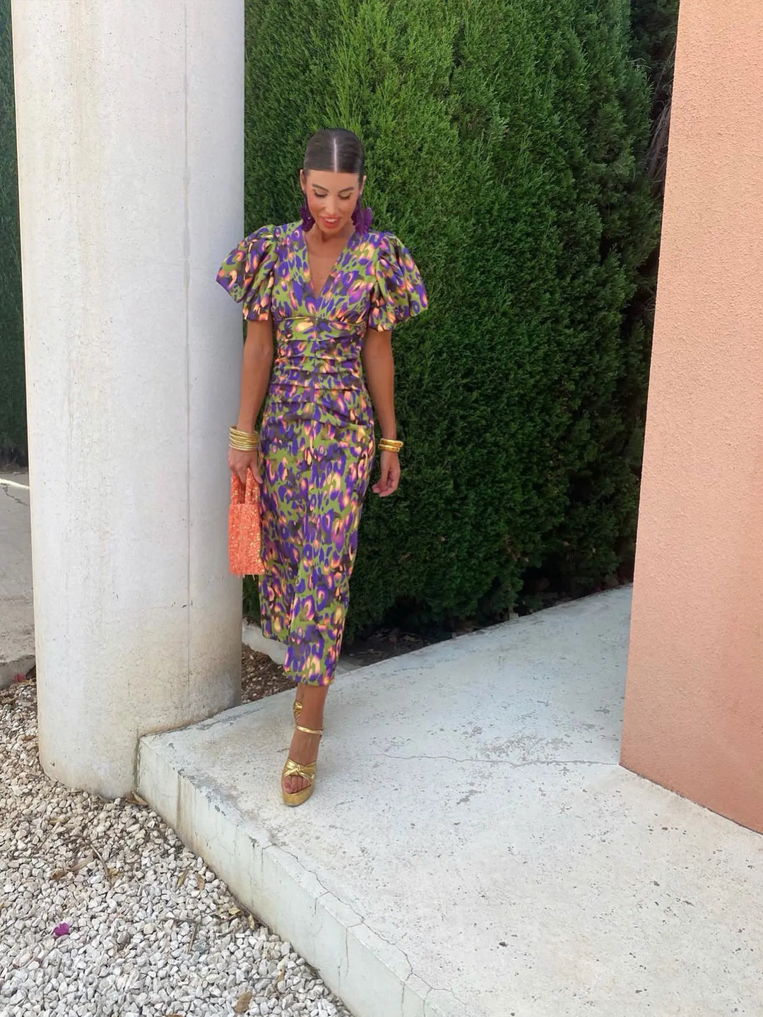 Schmeichelndes Damen Midi-Sommerkleid mit femininen, bedruckten Puffärmeln. Leichtes Freizeitkleid für warme Tage.