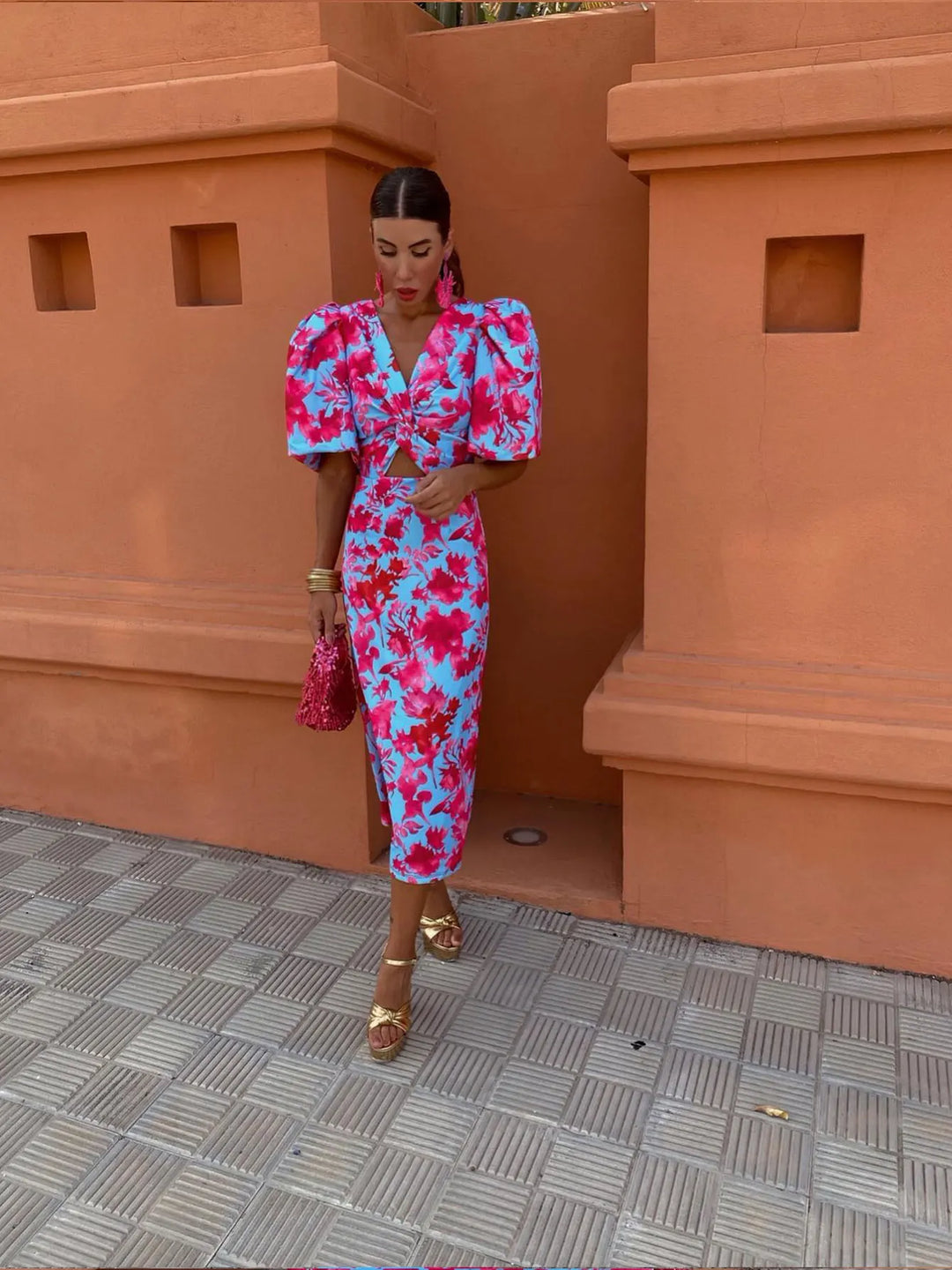 Luftig-leichtes Damen Midi-Kleid für den Sommer mit eleganten, bedruckten Puffärmeln. Ideal als buntes Urlaubskleid.
