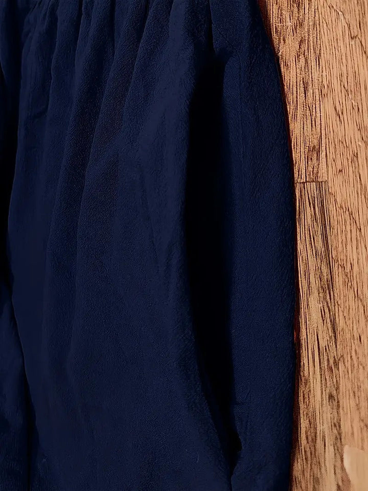 Bequemes Damenkleid Midilänge mit Taschen, ideal für warme Frühlingstage und Abende.