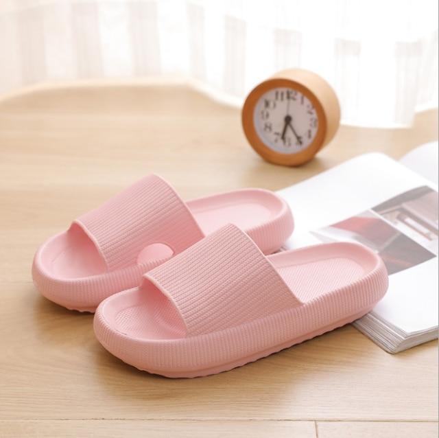 Trendige Damen Sommer-Sandalen. Bequeme Schlupfsandalen mit weicher Sohle und stilvollem Design für Damenmode.